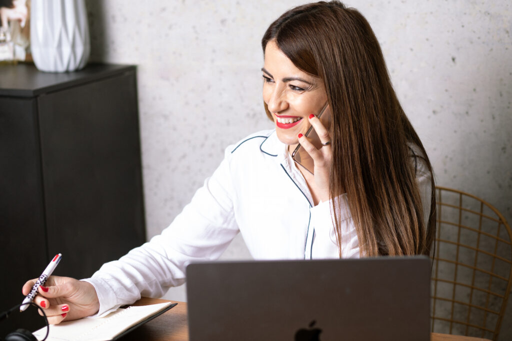 Cindy LA MENDOLA, Digital Business Manager, Experte en stratégie de communication et marketing la partenaire de tes offres de lancement sur le web.