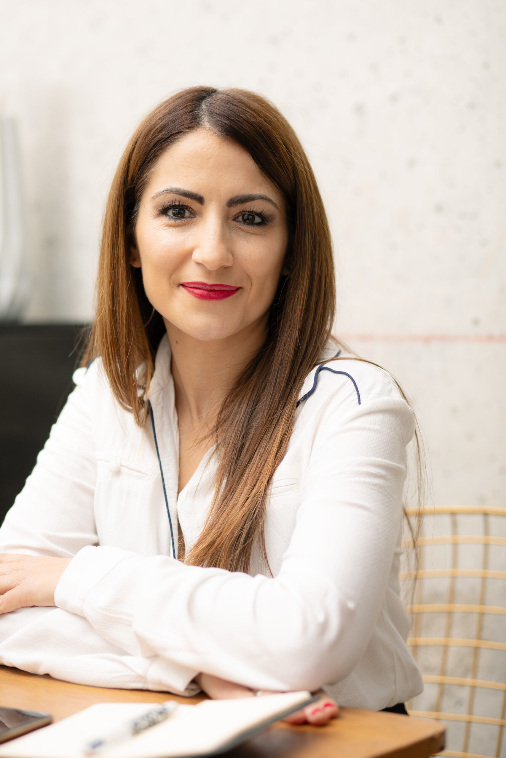 Cindy LA MENDOLA, Digital Business Manager, Experte en stratégie de communication et marketing la partenaire de tes offres de lancement sur le web.