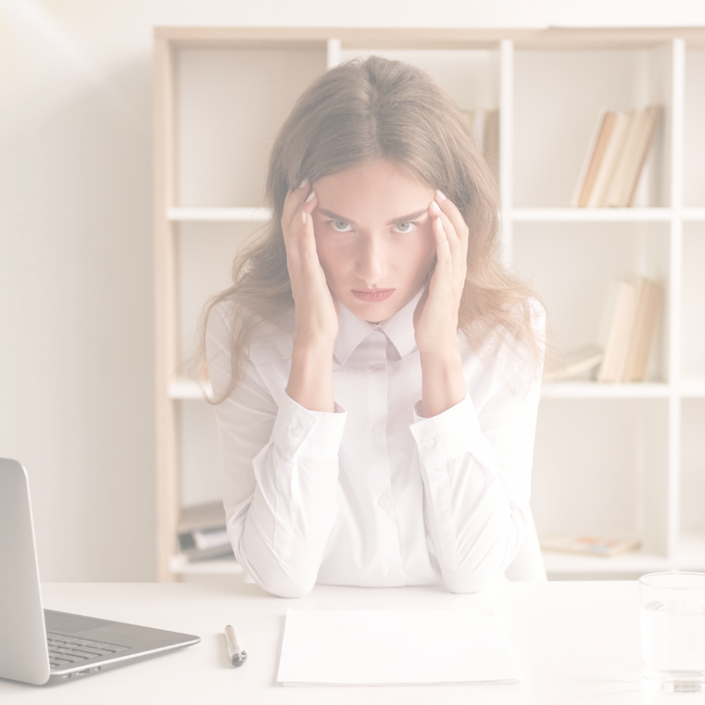 : Beaucoup de professionnels du bien-être proposent une prestation trop vague ou mal définie, espérant toucher un public large. Cependant, si ton offre manque de clarté et de spécificité, elle risque de ne pas résonner auprès de ton client idéal, qui peut se sentir perdu face à une proposition floue.