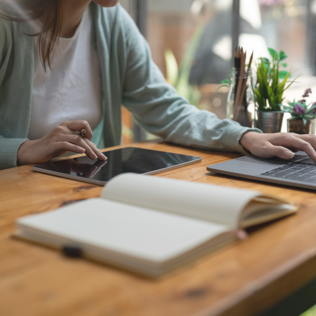 Beaucoup d’entrepreneures se lancent avec des attentes floues, sans objectifs spécifiques. Ce manque de direction rend difficile l’évaluation de tes progrès et peut te laisser déçue ou démotivée si les résultats ne viennent pas rapidement.