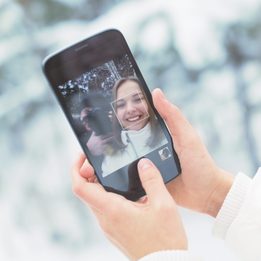 Le contenu éphémère crée un sentiment de proximité et d'urgence, ce qui encourage tes abonnés à revenir régulièrement. En montrant ton authenticité, tu crées une connexion intime avec ton audience.