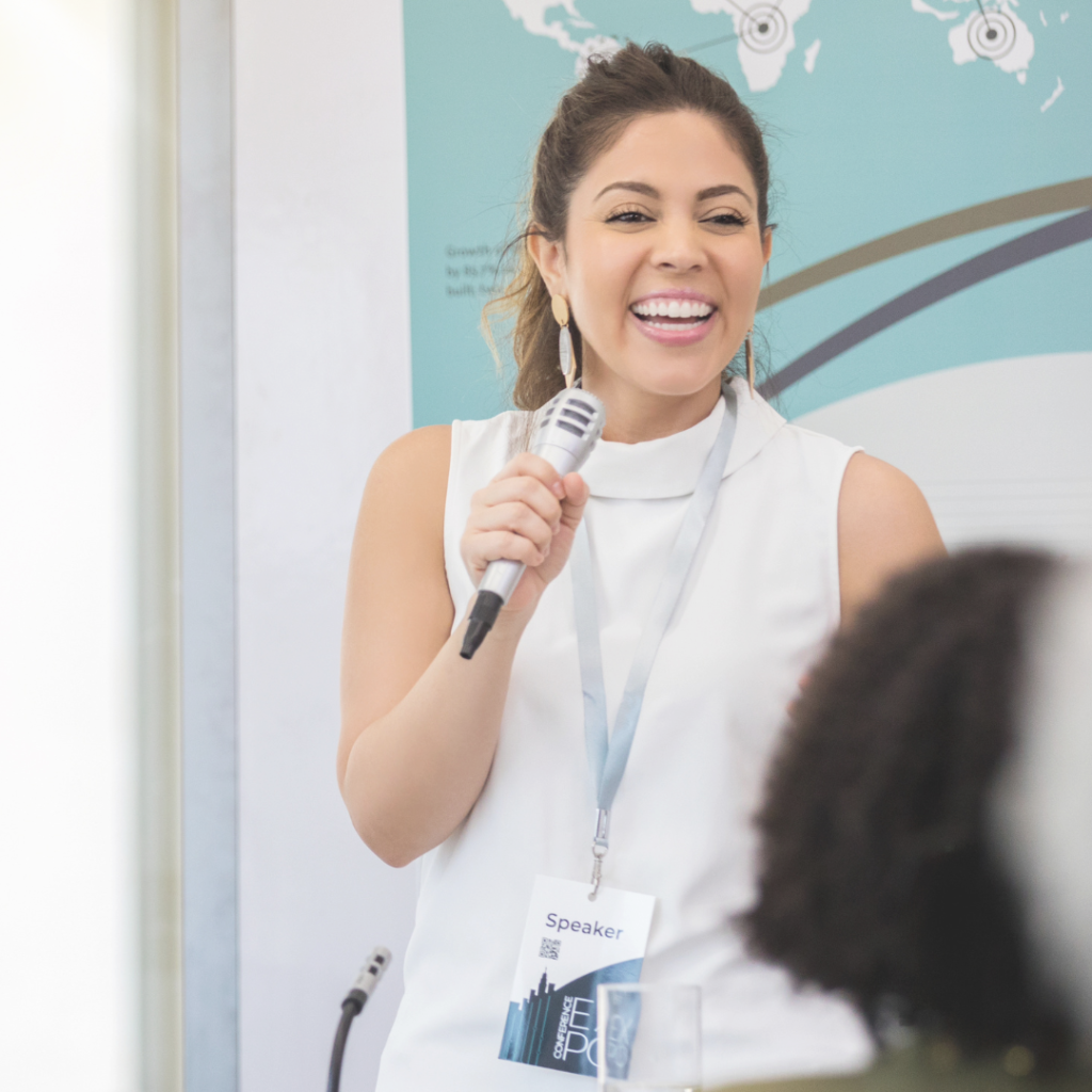 Un bon pitch est court, clair, et va droit au but. En structurant ton discours, tu t’assures de faire passer les informations essentielles sans perdre l’attention de ton audience. Une étude de l’Université de Californie montre que l’attention moyenne des clients potentiels diminue de 50% après 30 secondes, ce qui souligne l’importance d’un pitch concis et percutant.