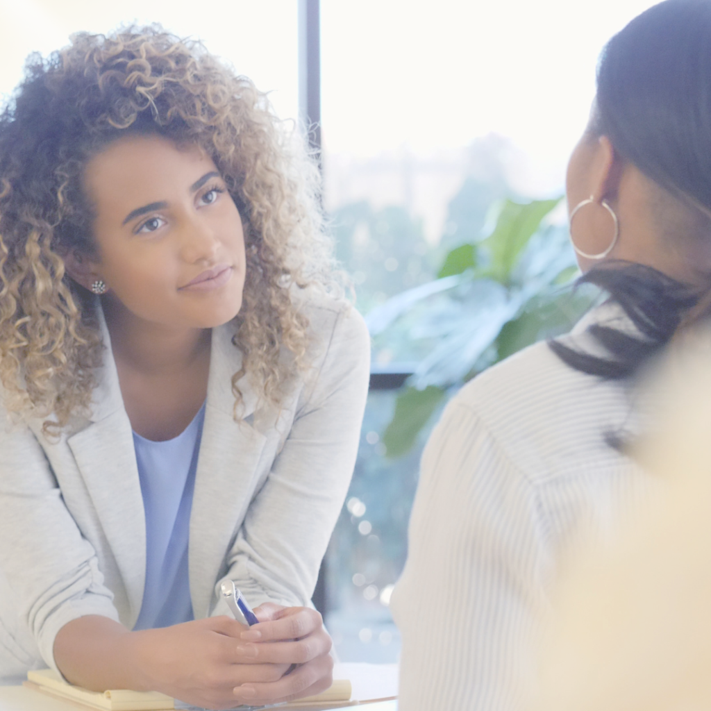 Savoir adapter ton discours est une compétence clé pour capter l’attention de ton client idéal. En écoutant et en ajustant ton pitch selon les besoins spécifiques de chaque client, tu montres que tu comprends ses attentes et que tu es en mesure d’y répondre.